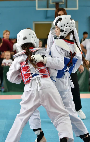 Orenburg, Rusko - 19. října 2019: Dívky soutěží v taekwondu — Stock fotografie