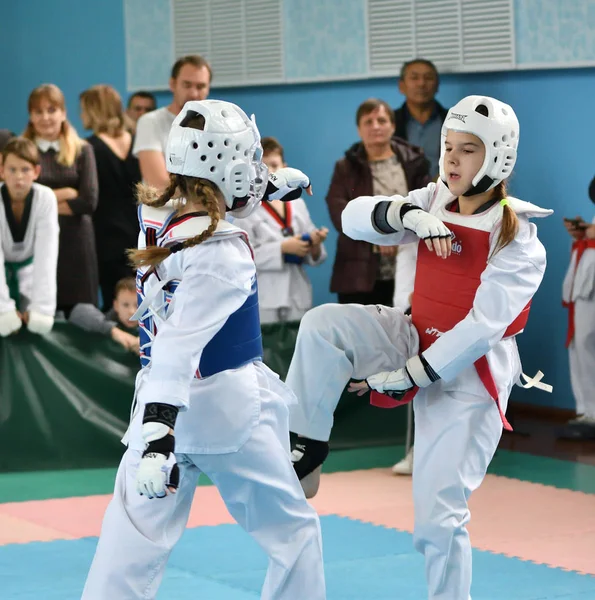 Orenburg, Rusya - 19 Ekim 2019: Tekvandoda kızlar yarışıyor — Stok fotoğraf