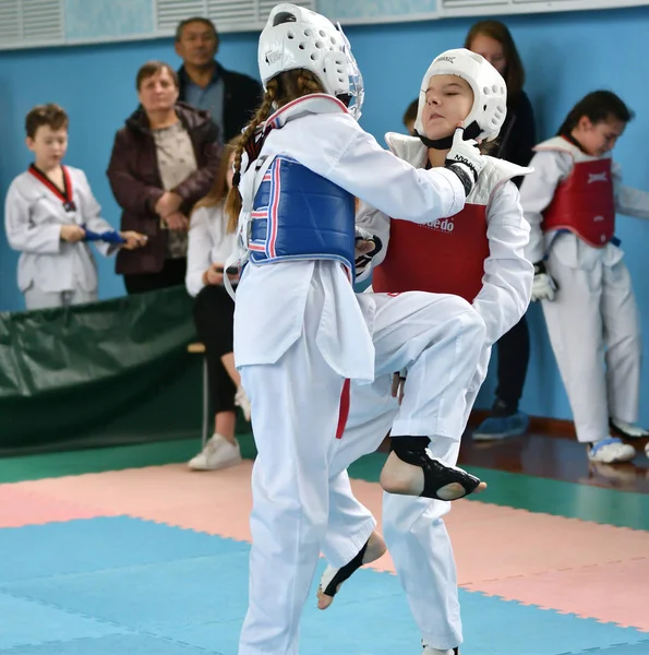 Orenburg, Rusia - 19 de octubre de 2019: Las niñas compiten en taekwondo — Foto de Stock