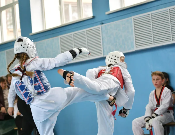 Orenburg, Oroszország - 2019. október 19.: A lányok taekwondóban versenyeznek — Stock Fotó