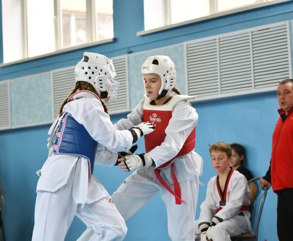 Orenburg, Rosja - 19 października 2019: Dziewczyny rywalizują w taekwondo — Zdjęcie stockowe