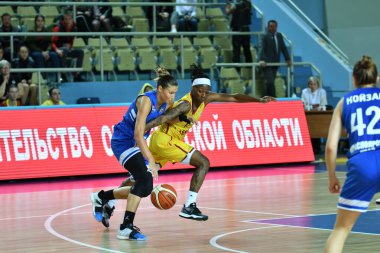 Orenburg, Rusya - 3 Ekim 2019: Kızlar basketbol oynar