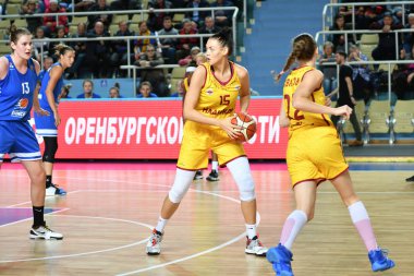 Orenburg, Rusya - 3 Ekim 2019: Kızlar basketbol oynar