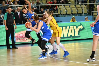 Orenburg, Rusya - 3 Ekim 2019: Kızlar basketbol oynar