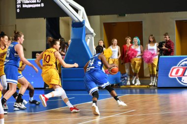 Orenburg, Rusya - 3 Ekim 2019: Kızlar basketbol oynar