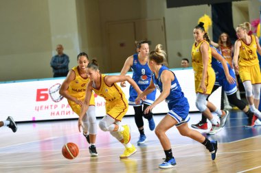 Orenburg, Rusya - 3 Ekim 2019: Kızlar basketbol oynar