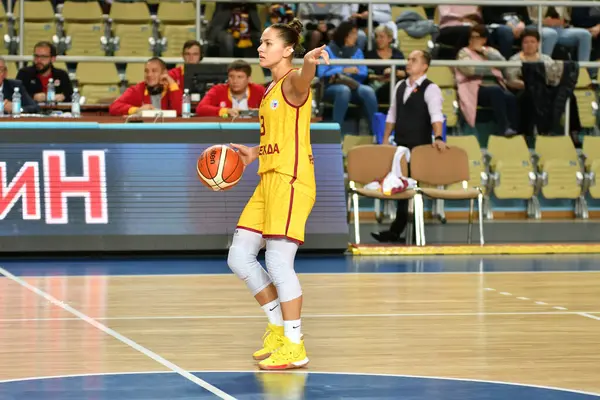 Orenburg, Rusia - 3 de octubre de 2019: Las niñas juegan al baloncesto — Foto de Stock