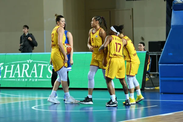 Orenburg, Rusko - 3. října 2019: Dívky hrají basketbal — Stock fotografie