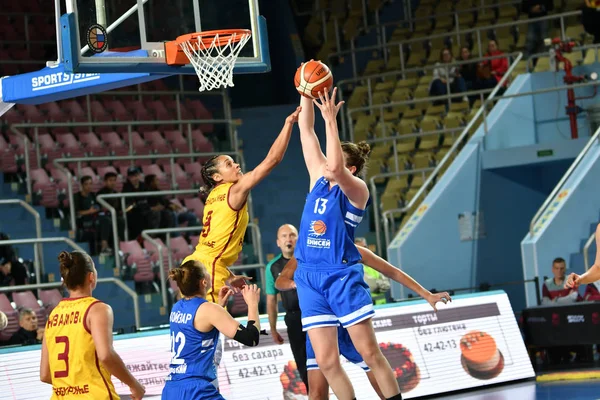 Orenburg, Ryssland - 3 oktober 2019: Flickor spelar basket — Stockfoto