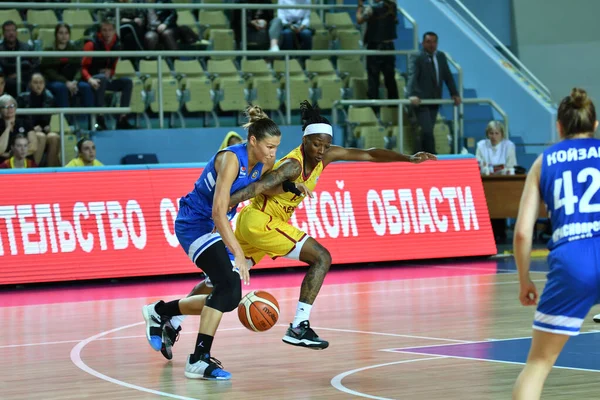 Orenburg, Russie - 3 octobre 2019 : Les filles jouent au basket-ball — Photo