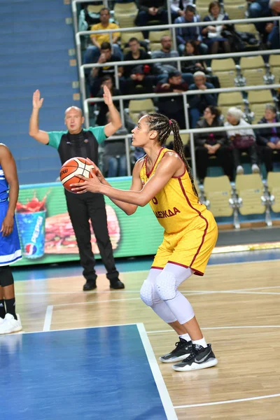 Orenburg, Rusko - 3. října 2019: Dívky hrají basketbal — Stock fotografie