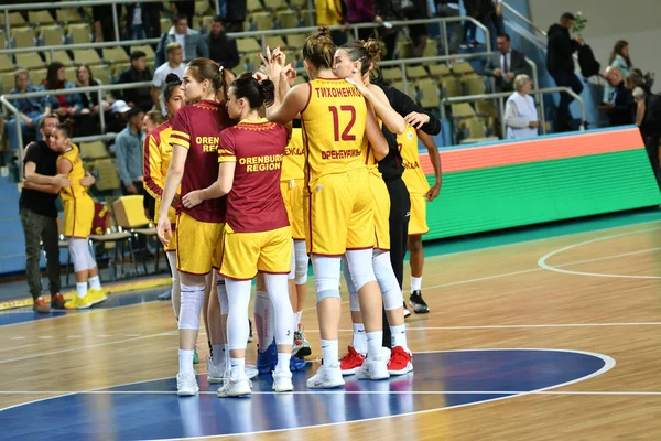 Orenburg, Rusia - 3 de octubre de 2019: Las niñas juegan al baloncesto —  Fotos de Stock