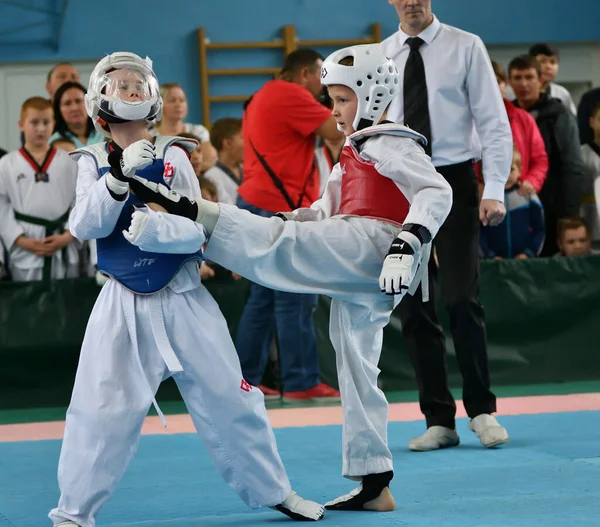 Orenburg, russland - 19. Oktober 2019: Jungen messen sich im Taekwondo — Stockfoto