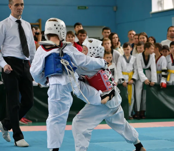 Orenburg, Rússia - 19 de outubro de 2019: Meninos competem em taekwondo — Fotografia de Stock