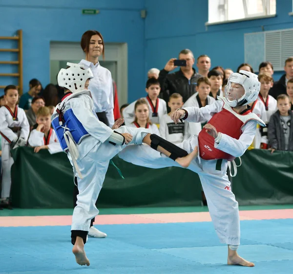 Orenburg, russland - 19. Oktober 2019: Jungen messen sich im Taekwondo — Stockfoto