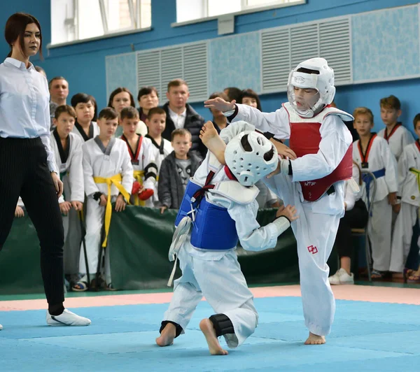 Orenburg, Rosja - 19 października 2019: Chłopcy rywalizują w taekwondo — Zdjęcie stockowe