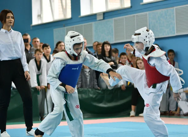 Orenburg, Russia - October 19, 2019: Boys compete in taekwondo — Stock Photo, Image