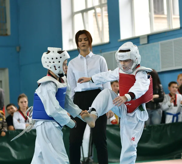 Orenburg, Russia - October 19, 2019: Αγόρια διαγωνίζονται στο taekwondo — Φωτογραφία Αρχείου
