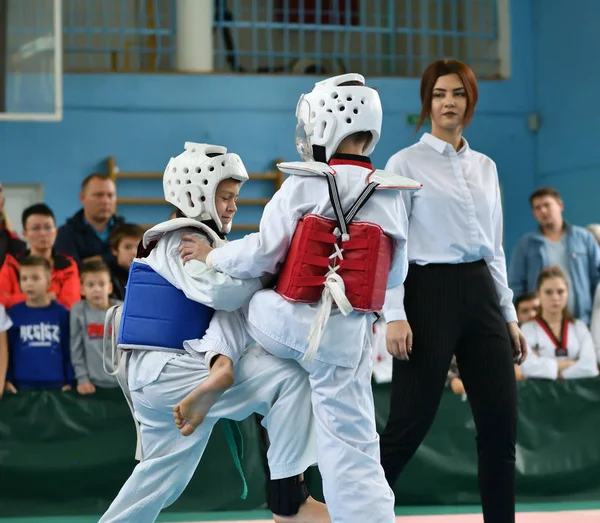 Orenburg, Rusia - 19 de octubre de 2019: Los niños compiten en taekwondo — Foto de Stock