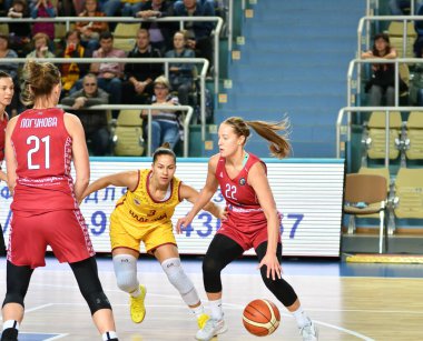 Orenburg, Rusya - 6 Ekim 2019: Kızlar basketbol oynar.