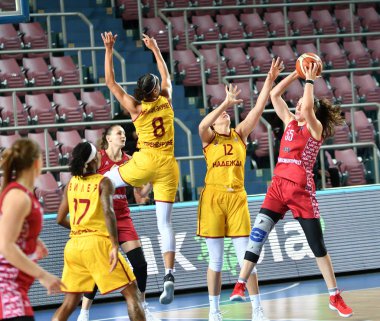 Orenburg, Rusya - 6 Ekim 2019: Kızlar basketbol oynar.