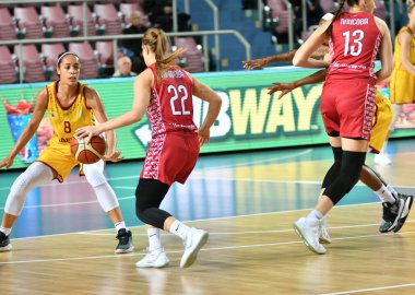 Orenburg, Rusya - 6 Ekim 2019: Kızlar basketbol oynar.