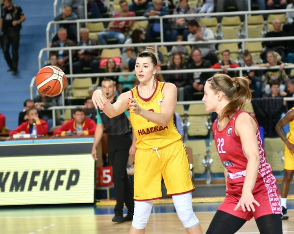 Orenburg, Rusko 6. října 2019: Dívky hrají basketbal. — Stock fotografie