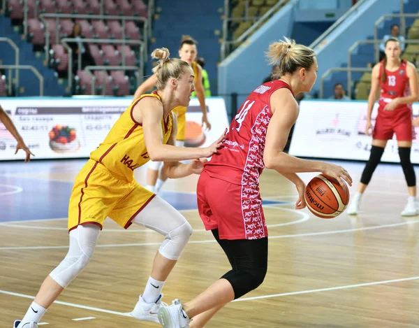 Orenburg, Russia � October 6, 2019: Girls play basketball. — Stock Photo, Image