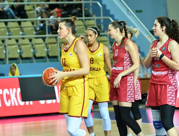 Orenburg, Rusia, 6 de octubre de 2019: Las niñas juegan al baloncesto. —  Fotos de Stock