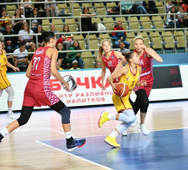 Orenburg, Rusia, 6 de octubre de 2019: Las niñas juegan al baloncesto. — Foto de Stock