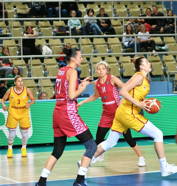 Orenburg, Rusko 6. října 2019: Dívky hrají basketbal. — Stock fotografie