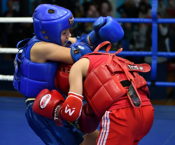 Orenburg, Russia - 20 ottobre 2019: I ragazzi gareggiano nella boxe thailandese — Foto Stock