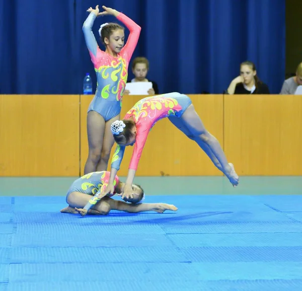 Orenburg, Rusko, 26-27 května 2017 roky: dívka soutěžit v sportovní akrobacie — Stock fotografie
