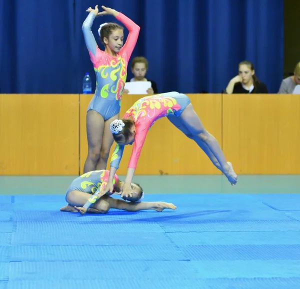 Orenburg, Russie, 26-27 mai 2017 ans : une fille concourt dans des acrobaties sportives — Photo