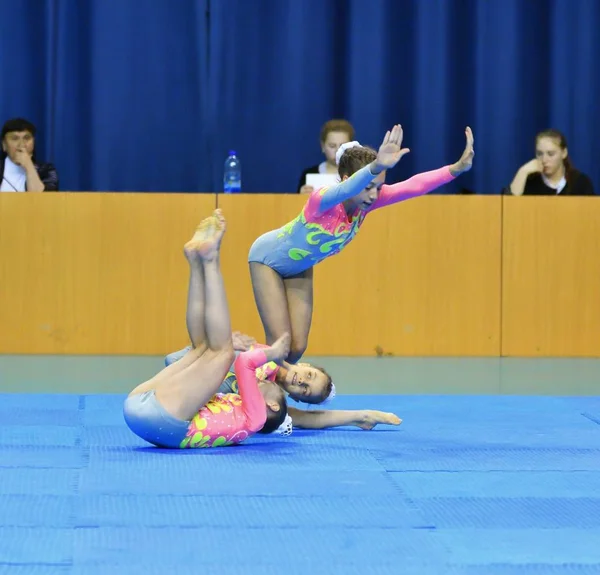 Оренбург, Россия, 26-27 мая 2017 года: девушки соревнуются в спортивной акробатике — стоковое фото