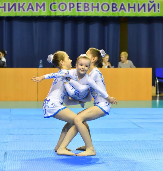 Orenburg, Rusia, 26-27 de mayo de 2017 años: chica compite en acrobacias deportivas —  Fotos de Stock