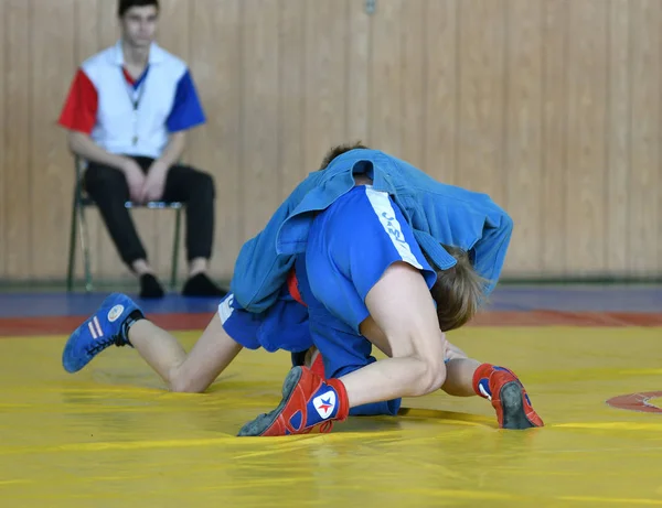 Orenburg, Oroszország - 2019. február 23.: Fiúk versenyek Sambo — Stock Fotó