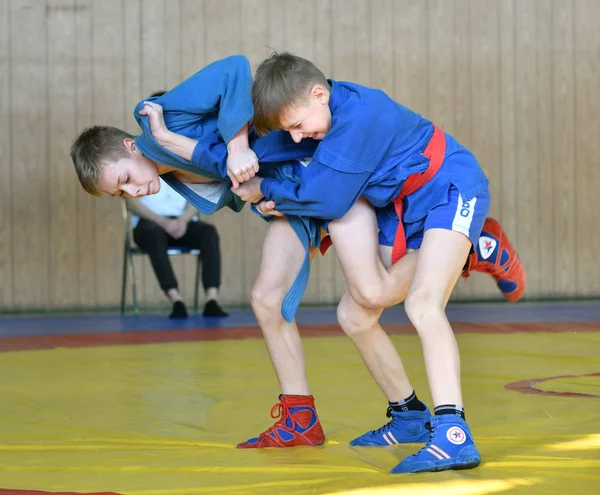 Orenburg, Rússia - 23 de fevereiro de 2019: Competições de meninos Sambo — Fotografia de Stock