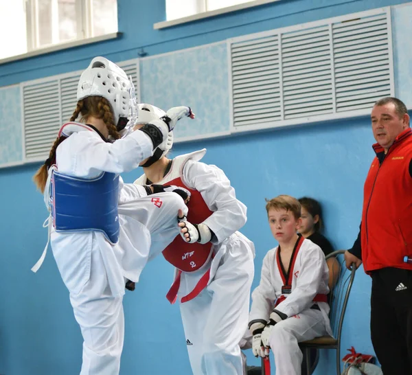 Orenburg, Rusland - 19 oktober 2019: Meisjes nemen deel aan taekwondo — Stockfoto