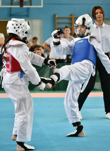Orenburg, Oroszország - 2019. október 19.: A lányok taekwondóban versenyeznek — Stock Fotó