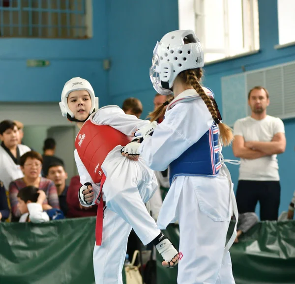 Orenburg, Rosja - 19 października 2019: Dziewczyny rywalizują w taekwondo — Zdjęcie stockowe