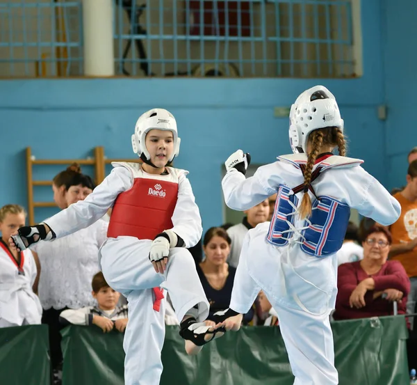 Orenburg, Oroszország - 2019. október 19.: A lányok taekwondóban versenyeznek — Stock Fotó