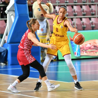Orenburg, Rusya - 6 Ekim 2019: Kızlar basketbol oynar.