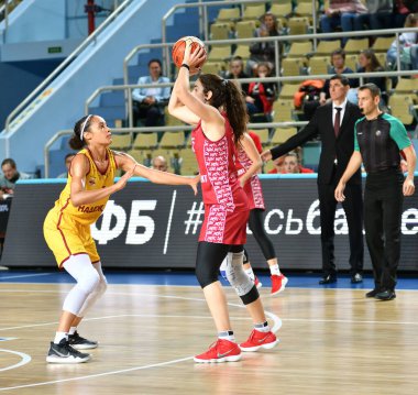 Orenburg, Rusya - 6 Ekim 2019: Kızlar basketbol oynar.