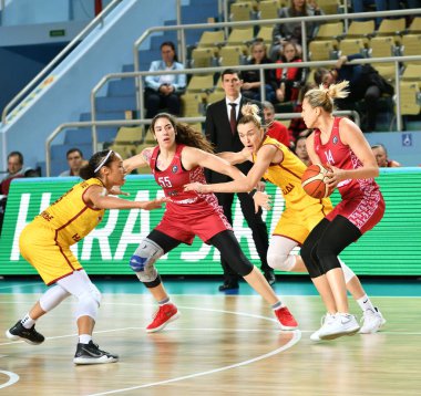 Orenburg, Rusya - 6 Ekim 2019: Kızlar basketbol oynar.
