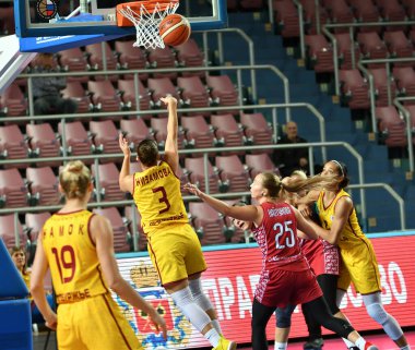 Orenburg, Rusya - 6 Ekim 2019: Kızlar basketbol oynar.