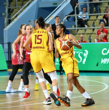 Orenburg, Rusya - 6 Ekim 2019: Kızlar basketbol oynar.