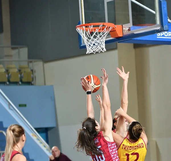 Orenburg, Rusko 6. října 2019: Dívky hrají basketbal. — Stock fotografie