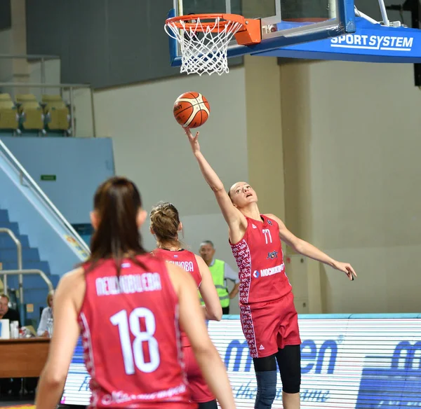 Orenburg (Russia), 6 ottobre 2019: Le ragazze giocano a basket. — Foto Stock