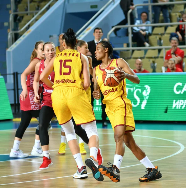 Orenburg, Rusko 6. října 2019: Dívky hrají basketbal. — Stock fotografie